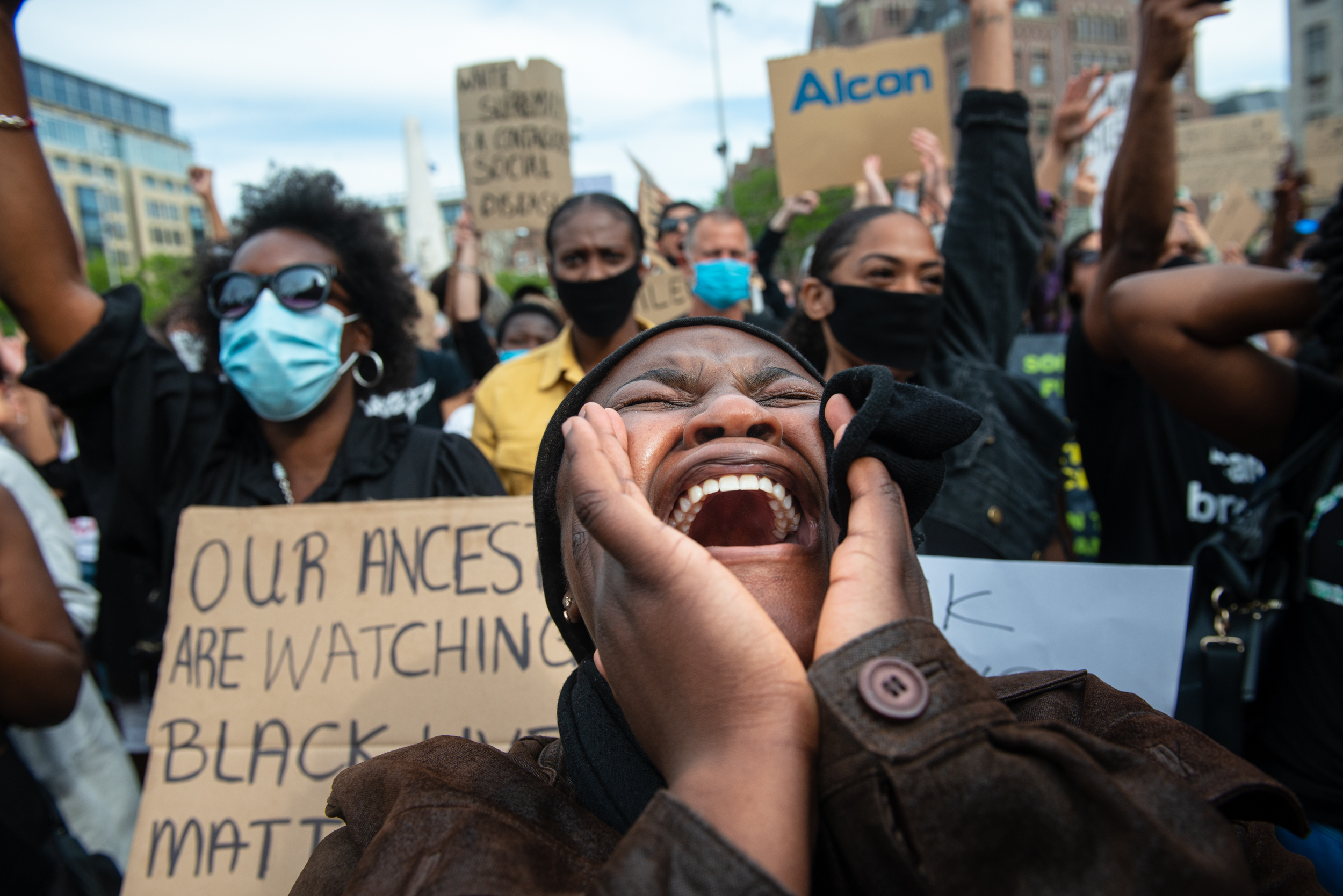 Nederland, Amsterdam, 20200601. Manifestatie op de dam tegen politiegeweld, de moord op George Floyd in Amerika. Demonstranten tijdens het protest. Diverse antiracisme groepen hebben opgeroepen tot een vreedzaam protest, waaraan massaal gehoor is gegeven. Vrouw van kleur met emotionele schreeuw.