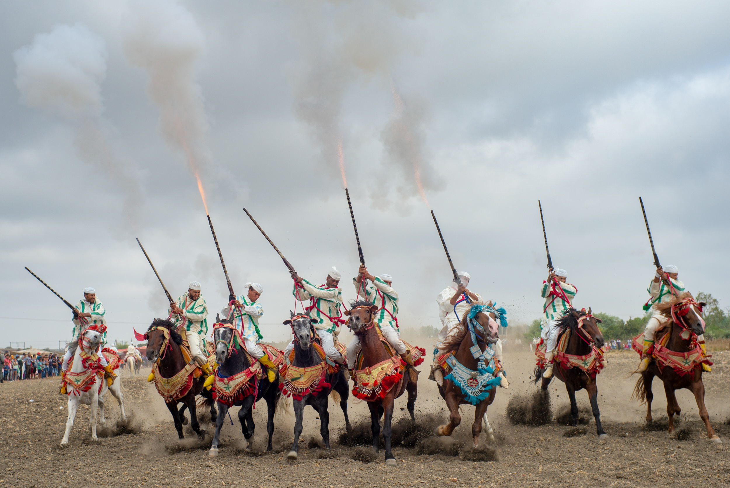 Marokko, Moulay Bousselham, 20180901. Traditioneel feest, Fantasia, waarbij mannen op een paard rijden en tegelijkertijd in galop hun geweer afvuren. De bedoeling is dat er op hetzelfde moment geschoten wordt. Deze traditionele paardenwedstrijd stamt uit de militaire aanvallen die Marokkaanse militairen gebruikten in tijden van oorlog. Het gebruik is sindsdien uitgegroeid tot een nationale sport. Foto ; Sabine Joosten